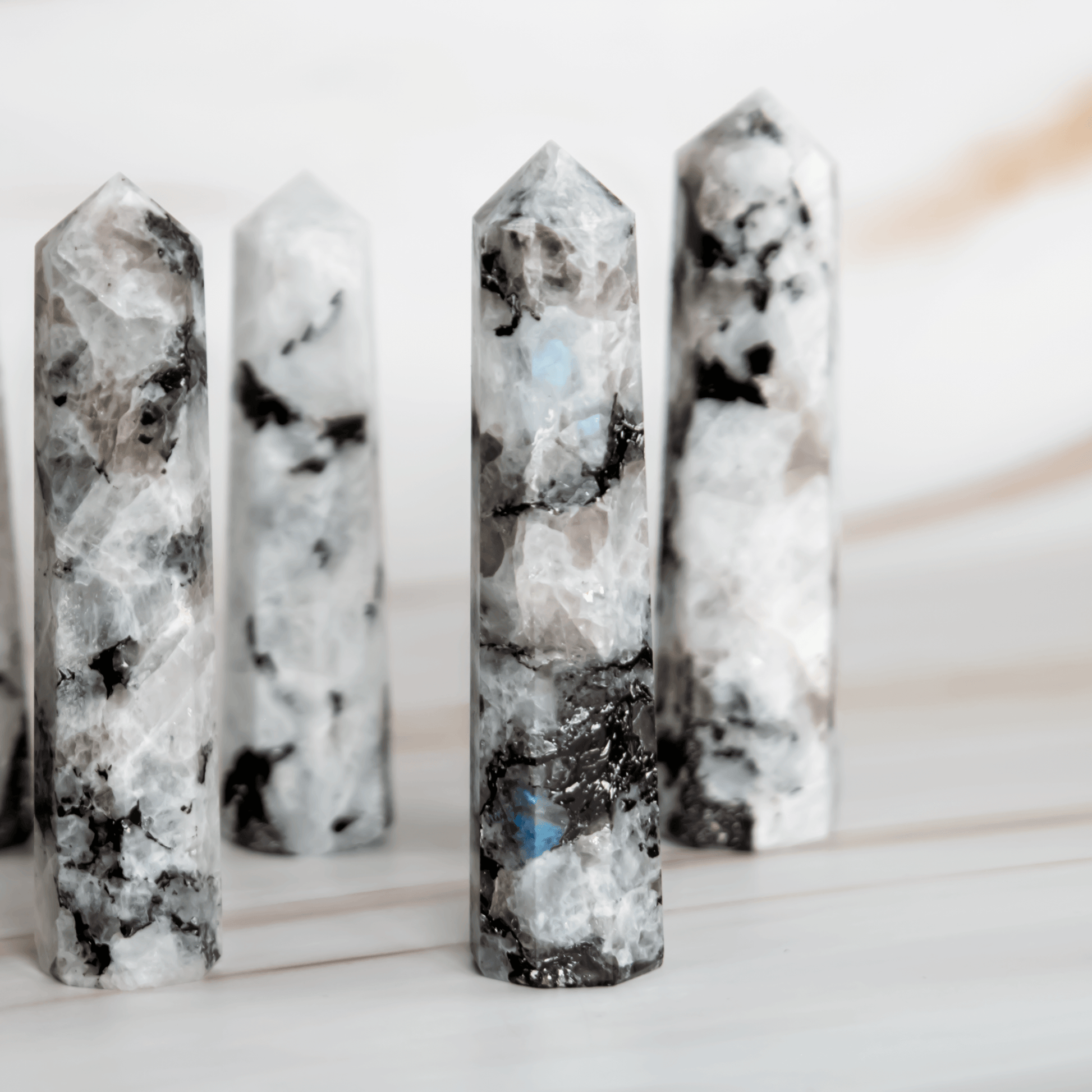 Schwarzer Turmalin Mondstein Obelisk Kristallspitze Turm Dekoration MeditationHeilstein Edelstein Schörl Edelstein Heilstein Schutzstein steht für schutz gegen Negative Energie und Strahlung Onlineshop Deutschland Annurah