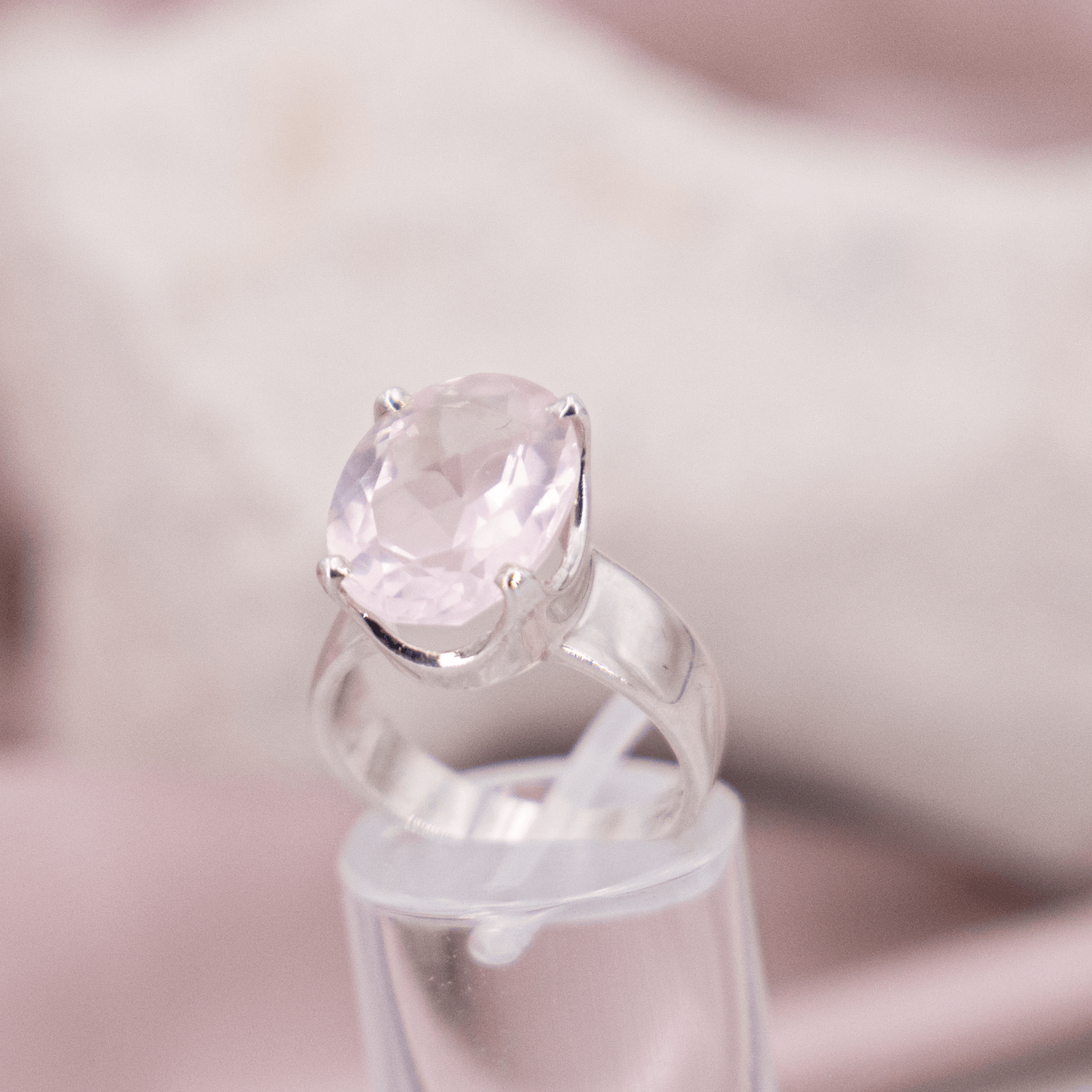 Rosenquarz Ring Oval facettiert rosa durchsichtig Echtschmuck 925 Silber Statement Einzelstück Heilstein Kristall Edelstein Schutzstein Liebe Harmonie Schutz Wassermann Fische Sternzeichen Chakra Energie Annurah deutscher Onlineshop