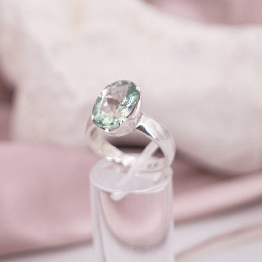 Prasiolith grüner Amethyst Ring Einzelstück Statement 925 Silber Schliff Rarität Edelsteine Kristalle Heilsteine Schutzsteine Echtschmuck Annurah deutscher Onlineshop Ringgröße Chakra Spiritualität Selbstliebe Selbstwert Selbstvertrauen transformiert negative Energien Intuition Kreativität Erfolg Wohlstand Fülle Schutz reduziert Stress Entspannung Energie