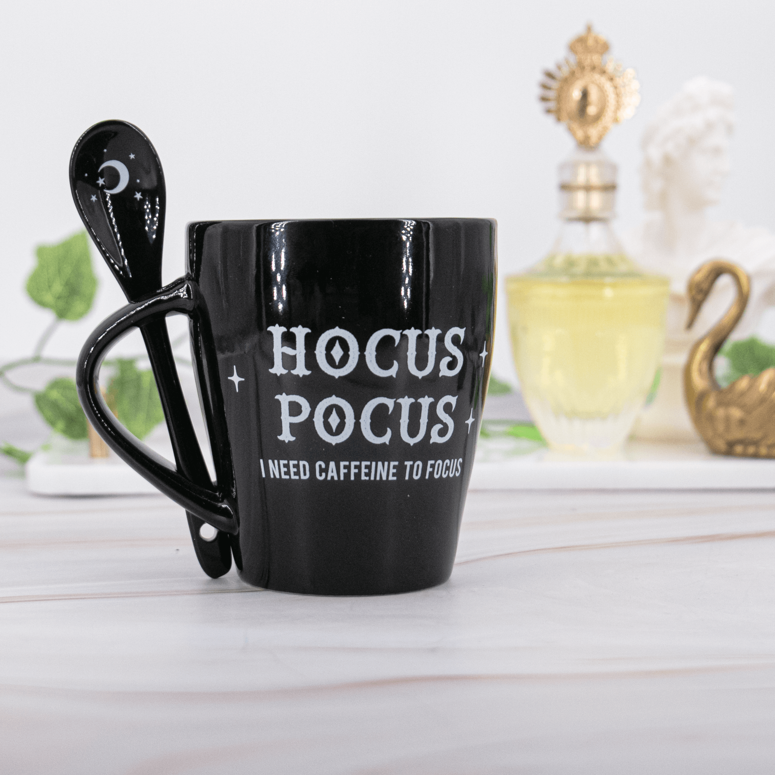 Annurah Hocus Pocus Caffeine to focus Löffel Tasse Becher Hexe Witch Witchy Esoterik Spiritualität schwarz weiss Spruch 