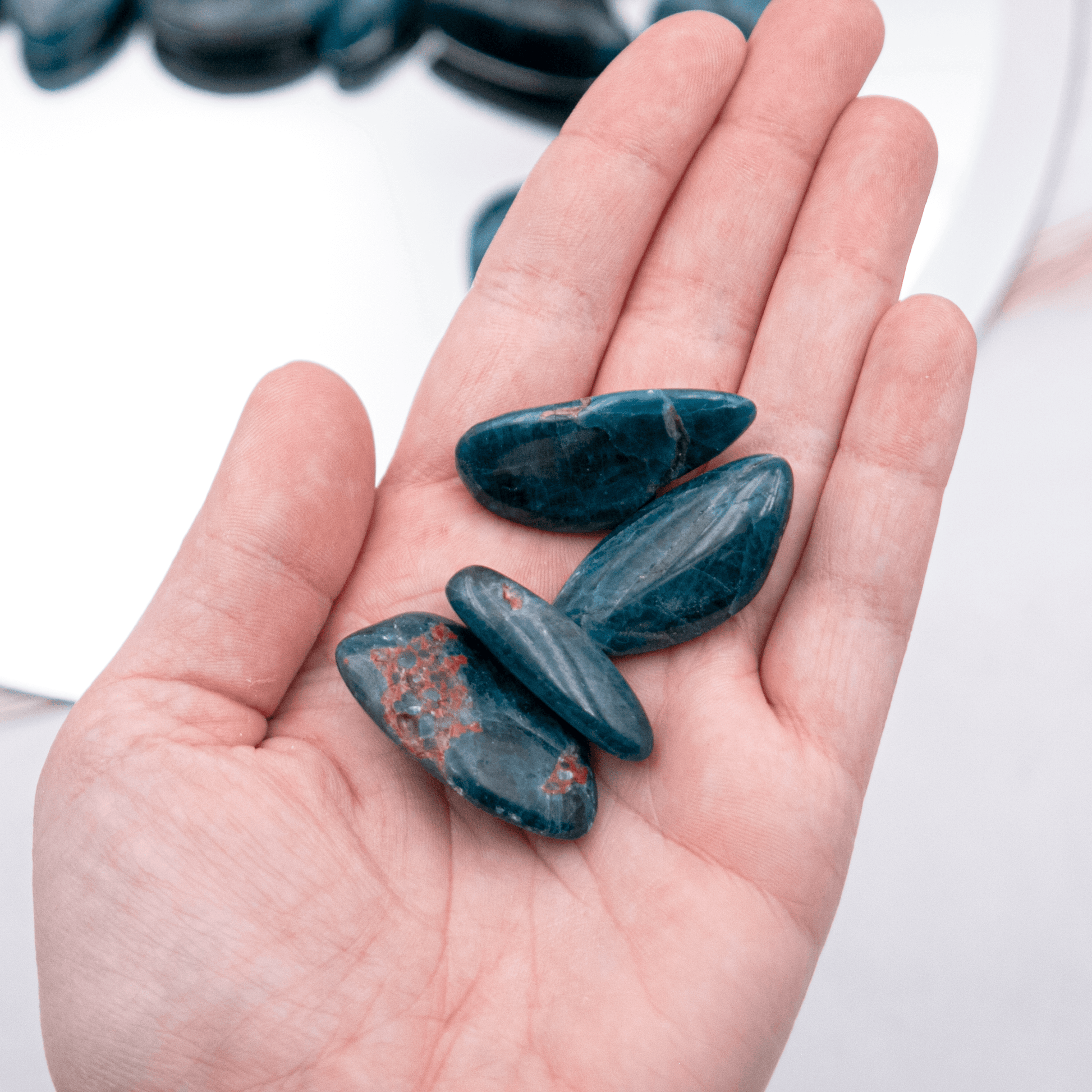 Apatit Trommelstein Handstein Kristalle Heilsteine Edelsteine blau Kommunikation Sternzeichen Schütze