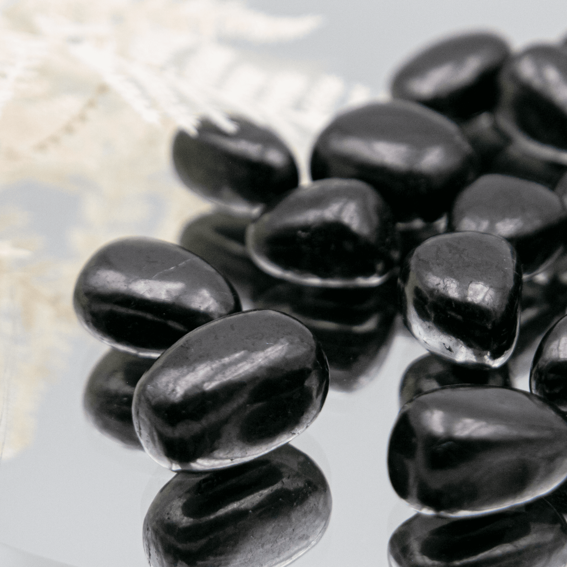 Schungit Russland schwarz Trommelstein poliert Schutzstein Kristalle Edelsteine Annurah deutscher Onlineshop 