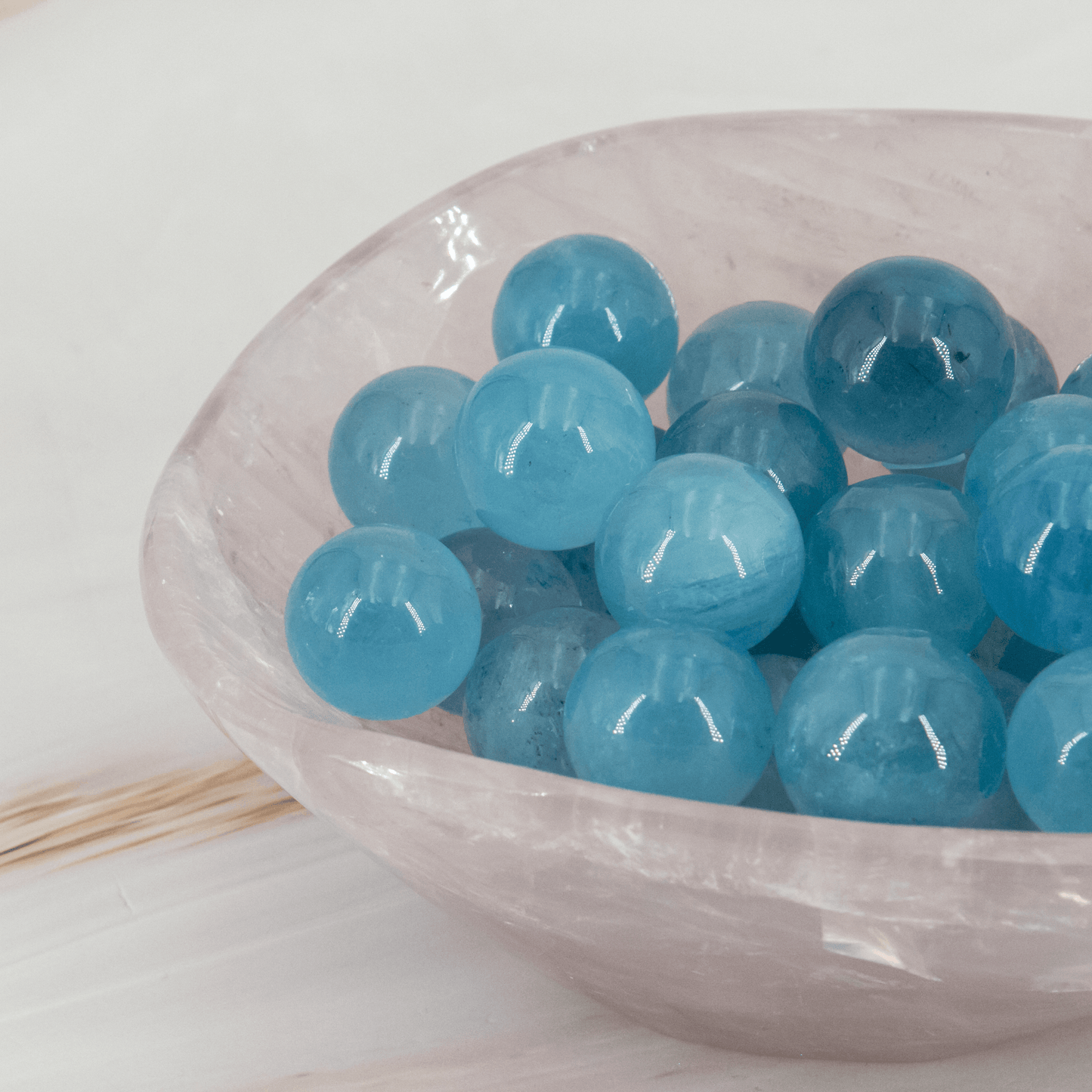 blaue Aquamarinkugel Kristall Kugel Sphere Heilstein Edelstein Schale aus Rosenquarz blaue Kugel Halschakra Sternzeichen Wassermann Waage