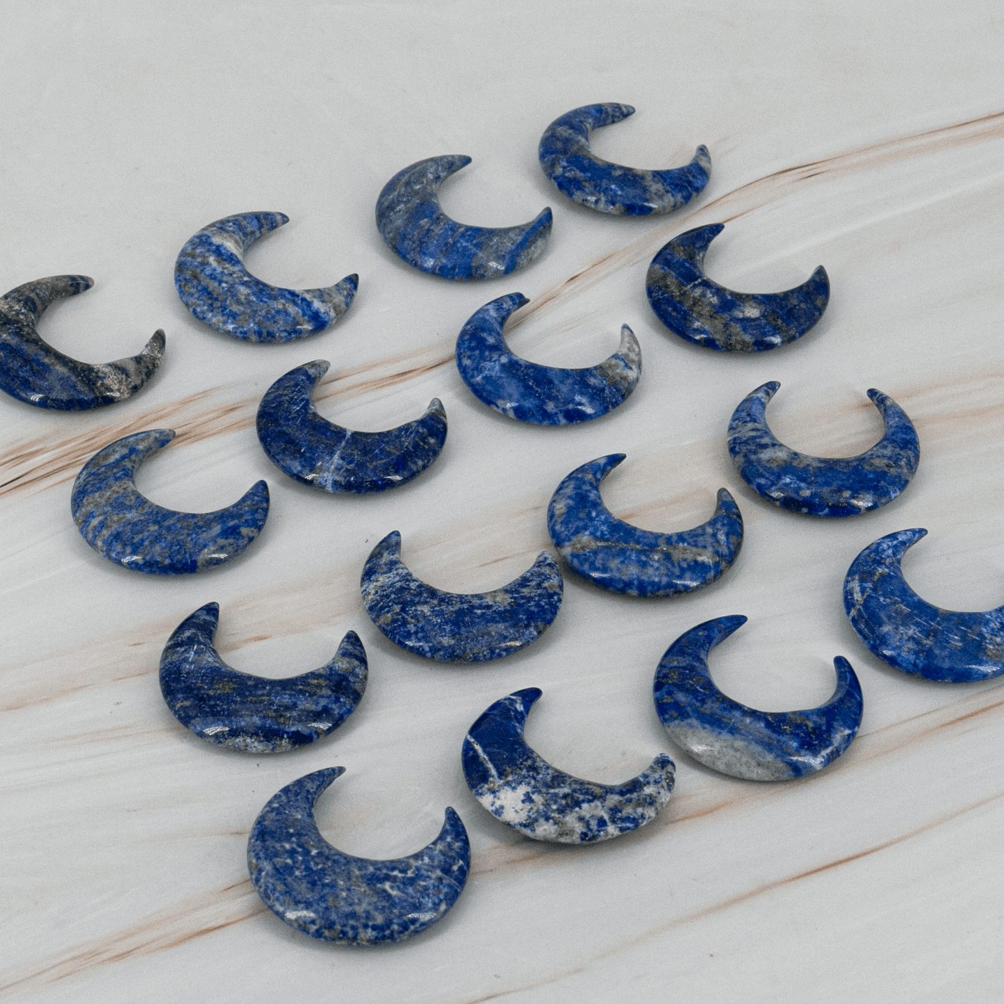 Lapislazuli blau grau weiss Mond Halbmond Carving Heilstein Edelstein Kristall Sternenhimmel 