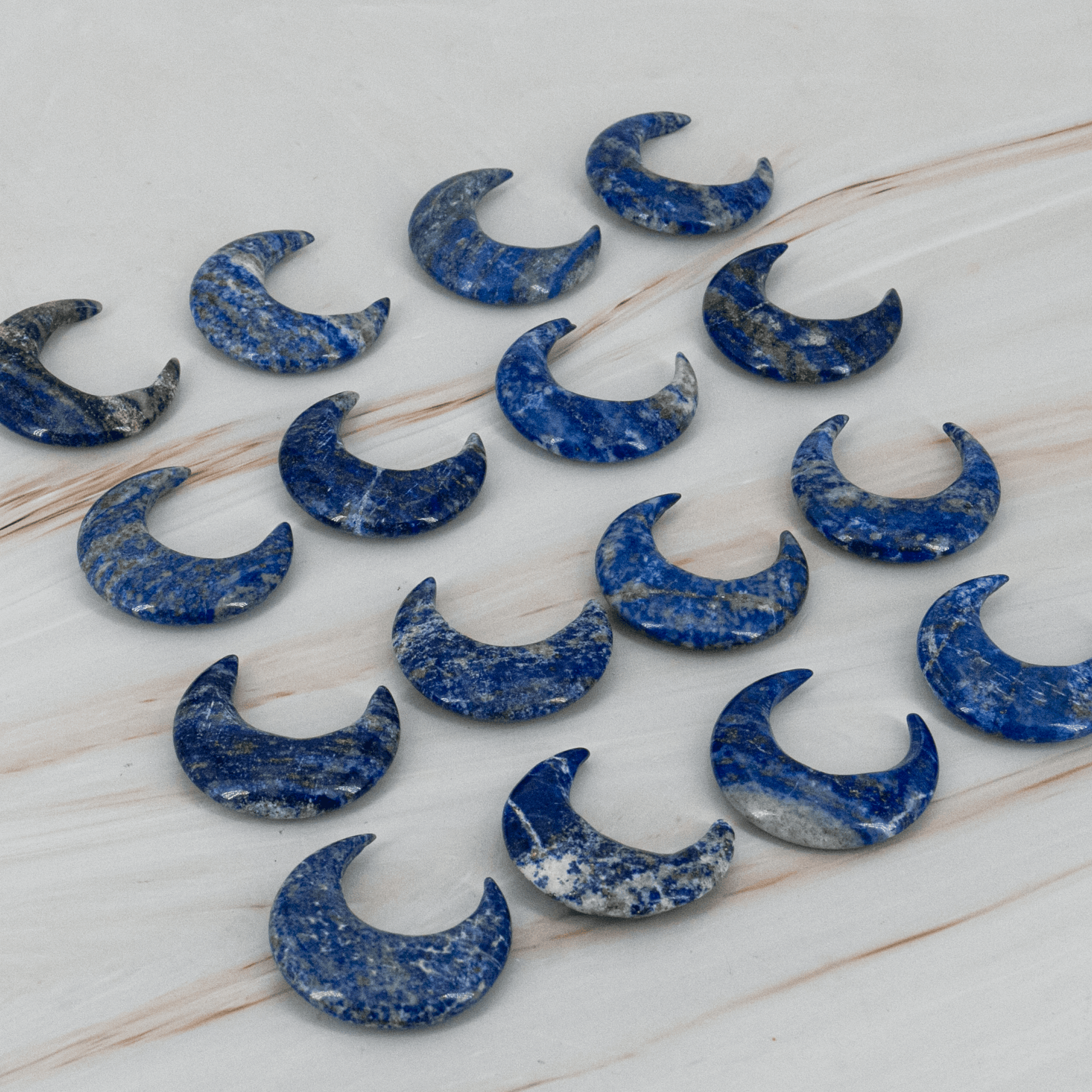 Lapislazuli blau grau weiss Mond Halbmond Carving Heilstein Edelstein Kristall Sternenhimmel 