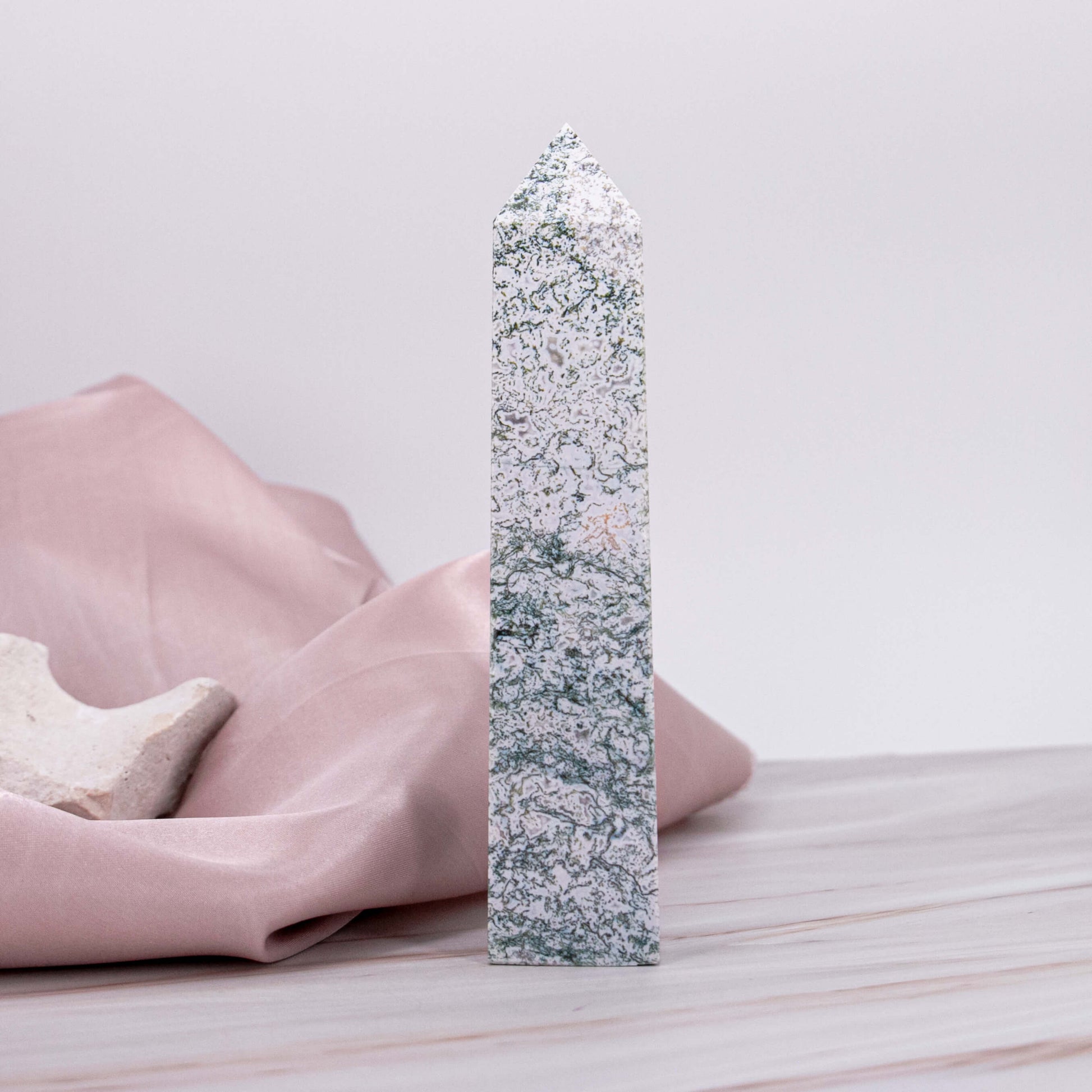 Baumachat Spitze Baum Achat Moosachat grün weiss Adern Turm Spitze Obelisk deutscher Onlineshop Annurah Statement Piece Einzelstück Heilstein Edelstein Schutzstein Kristall