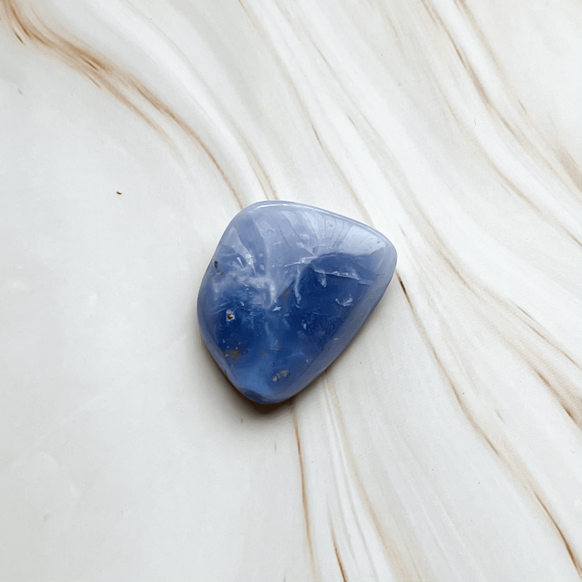 Chalcedon Trommelstein Edelstein Milchstein Blue Lace Achat Stein der Redner steht für Sternzeichen Zwillinge Steinbock Krebs Geburtsstein Juni Onlineshop Annurah Deutschland 
