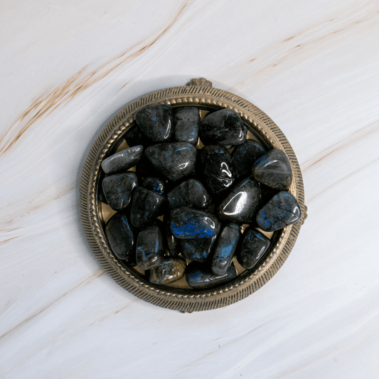 Labradorit Trommelstein Heilstein Kristall Edelstein Zauberstein steht für Kraft Spiritualität Erleuchtung Fantasie Intuition Drittes Auge Onlineshop Annurah Deutschland 