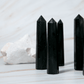 Schwarzer Turmalin Obelisk Kristallspitze Turm Dekoration MeditationHeilstein  Edelstein Schörl Edelstein Heilstein Schutzstein steht für schutz gegen Negative Energie und Strahlung Astrologie Kristall für Sternzeichen Skorpion Steinbock Geburtsstein für Januar Wirkung Schutz Stabilität Ausgleich Mut Stärke Konzentration Onlineshop Deutschland Annurah