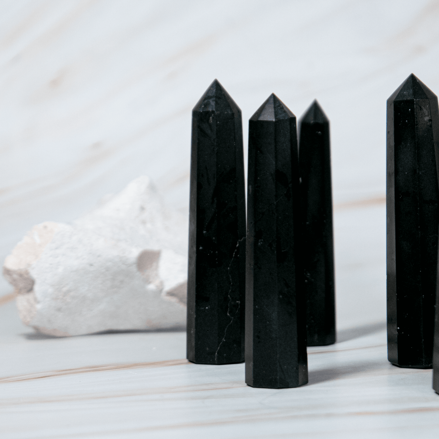 Schwarzer Turmalin Obelisk Kristallspitze Turm Dekoration MeditationHeilstein  Edelstein Schörl Edelstein Heilstein Schutzstein steht für schutz gegen Negative Energie und Strahlung Astrologie Kristall für Sternzeichen Skorpion Steinbock Geburtsstein für Januar Wirkung Schutz Stabilität Ausgleich Mut Stärke Konzentration Onlineshop Deutschland Annurah