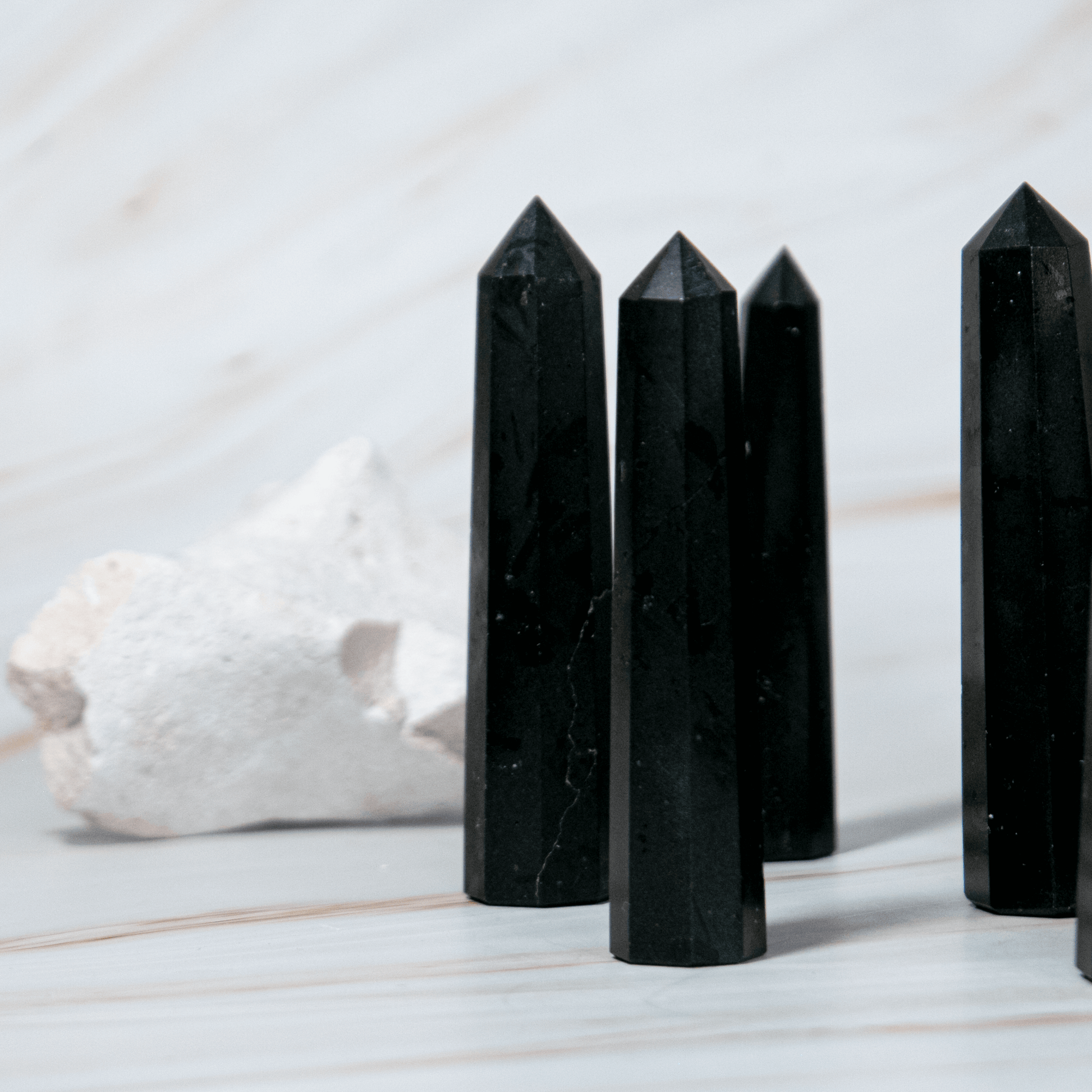 Schwarzer Turmalin Obelisk Kristallspitze Turm Dekoration MeditationHeilstein  Edelstein Schörl Edelstein Heilstein Schutzstein steht für schutz gegen Negative Energie und Strahlung Astrologie Kristall für Sternzeichen Skorpion Steinbock Geburtsstein für Januar Wirkung Schutz Stabilität Ausgleich Mut Stärke Konzentration Onlineshop Deutschland Annurah