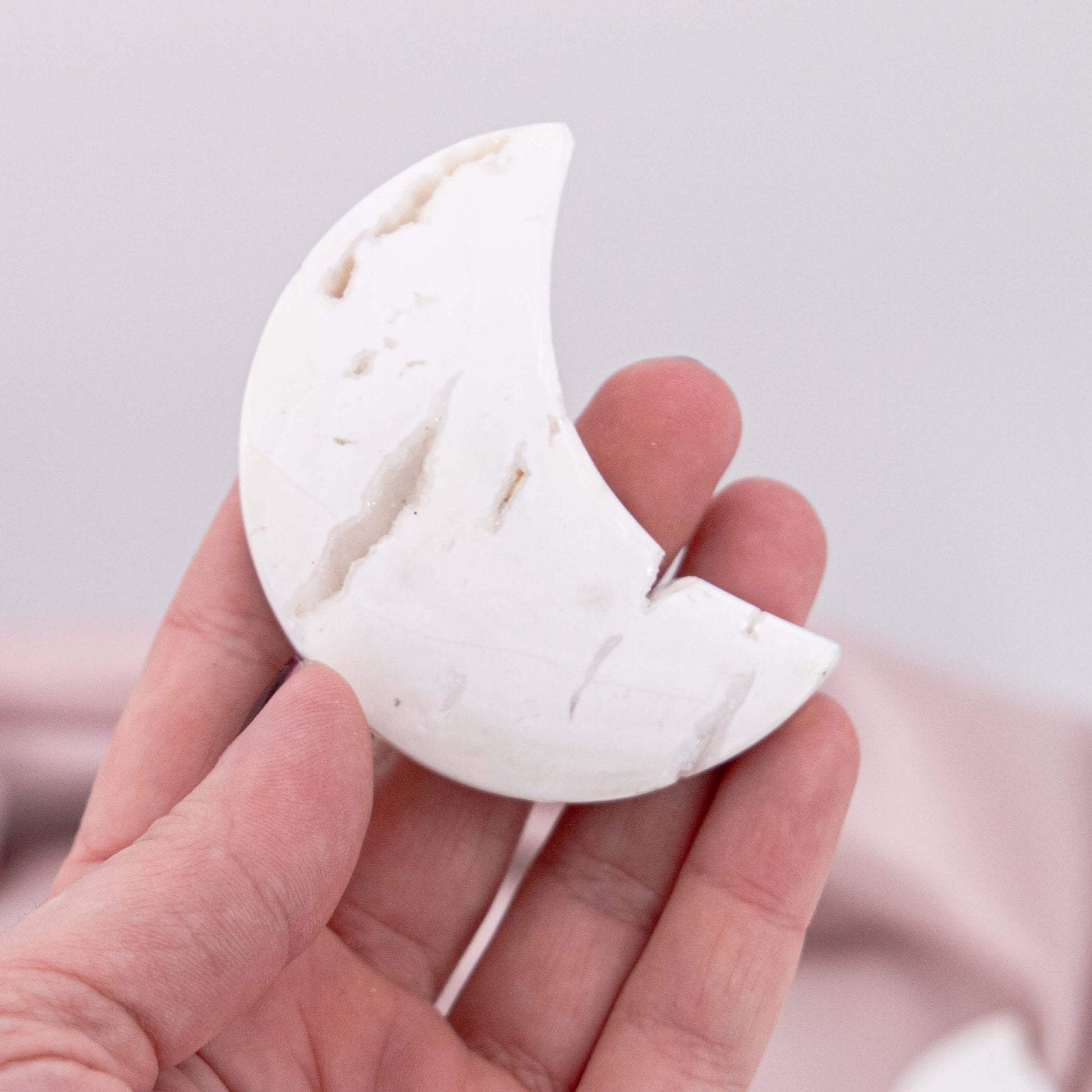 Druzy Schneeachat Achat Schnee weiss Achat Druse Glitzer Mond Kristall Annurah Edelstein Heilstein Halbmond Schnitzerei Carving Slab Deko Stein Selbstakzeptanz Selbstbewusstsein gegen negative Energien Vertrauen Mut Neuanfang Chakra Sternzeichen